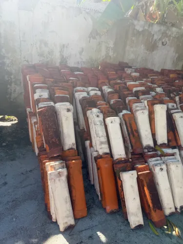 Telhas de barro para doação