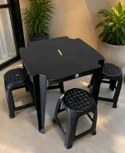 Mesa com 4 banquetas-Novas