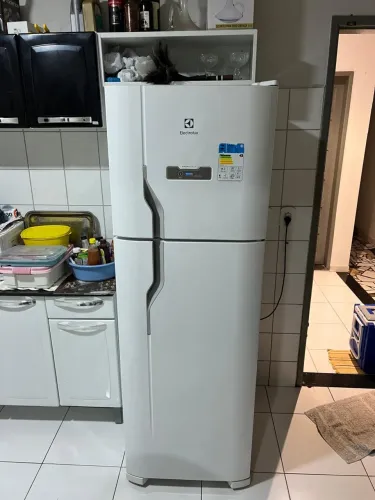 Vendo Geladeira (Usada Conservada) Eletrolux 371 Litros com Degelo Automático 