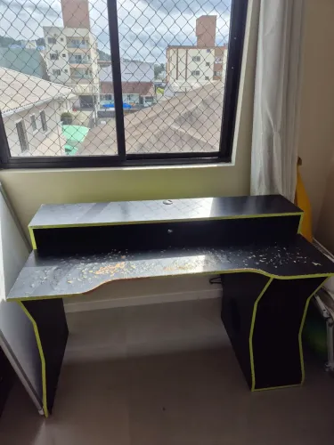 Vendo escrivaninha gamer 1,30m x 0,59m