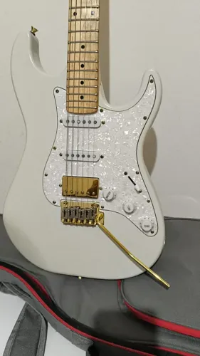 Guitarra Seizi Katana Musashi HSS White Gold (Trastes Inox + Bag)