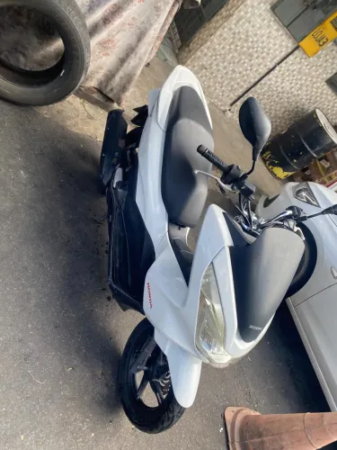 Conservada pelo ano da moto e revisada
