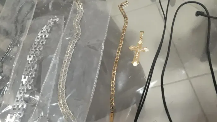 Vendo um relógio e umas peças de jóias por 150 reais