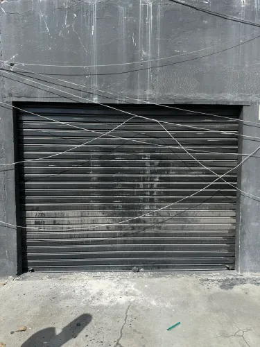 Vendo porta de aço de enrolar, pouco usada!