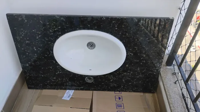 Bancada mármore + armário modulado banheiro