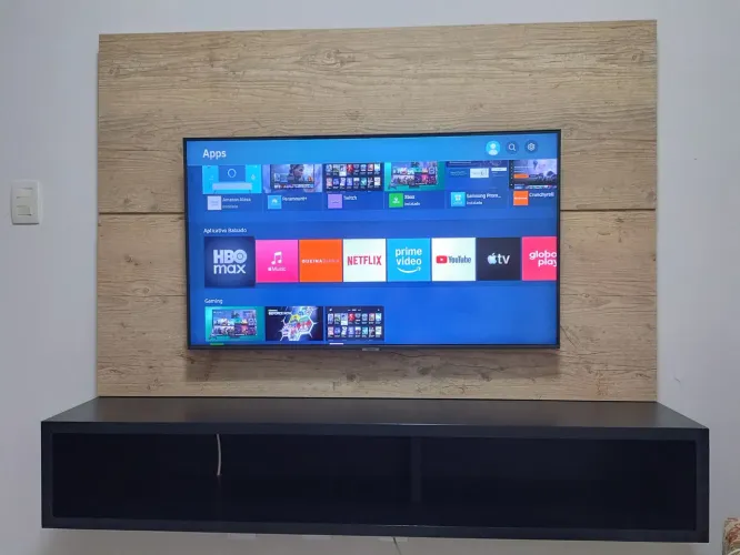 Smart Tv com painel e rack