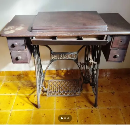 Máquina de Costura Singer Antiga de Pedal com Gabinete de Madeira Original