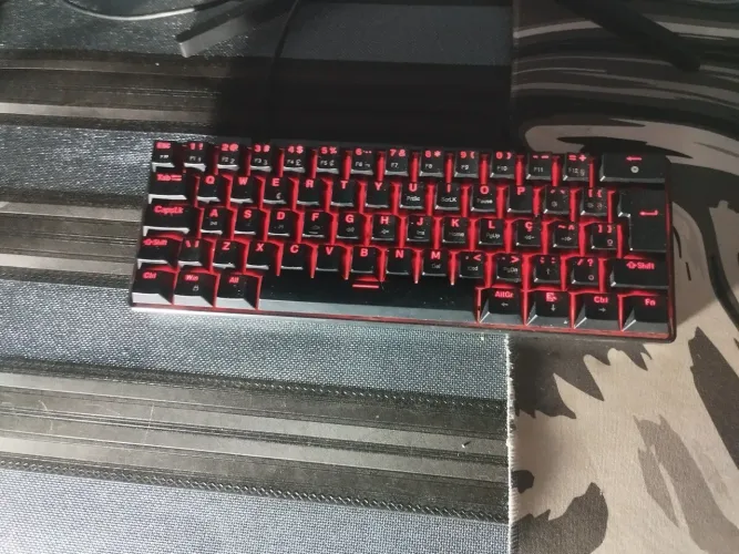 Teclado Mecânico, HYRAX Thunder, switch Vermelho silêncioso, e com led Vermelho 