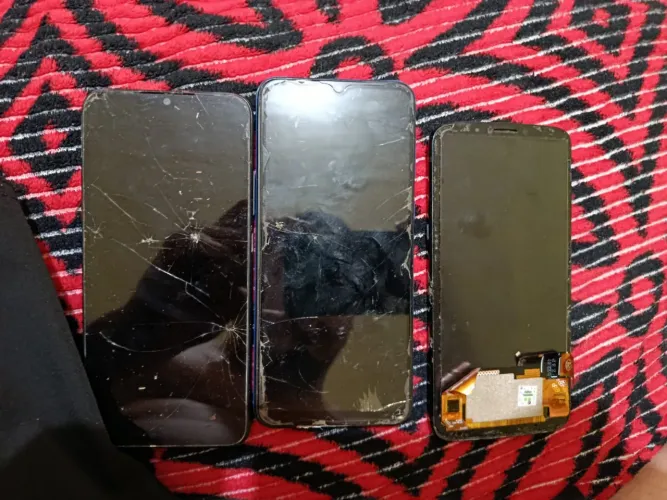 Vendo 3 celular com defeitos para retirar peças 