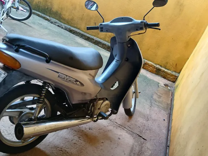 Vendo biz c100+ ano 2003 ,documento em dia.