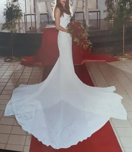 Lindíssimo vestido de noiva, TAMANHO 38, bordado a mão, com pedrarias, um luxo!