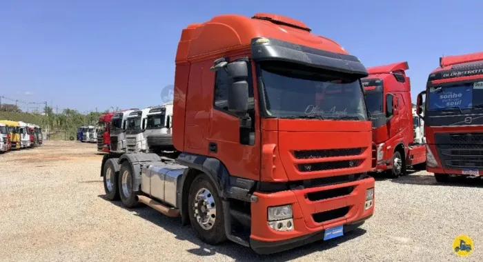 IVECO STRALIS 440 6X2<br>2013/2013<br>TETO ALTO<br>AUTOMÁTICO