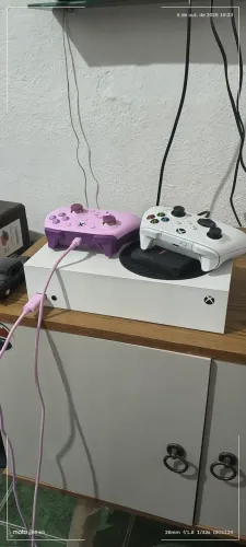 Vendo Xbox séries s com dois controles e HD externo 500gb