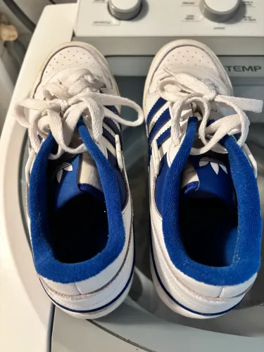 Tênis: Adidas modelo Fórum Low Branco e Azul N. 40