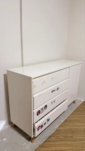 Gaveteiro laqueado com 4 gavetas e uma porta