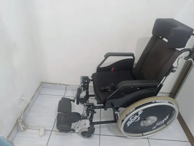 Cadeira de rodas adaptada confortável para adultos