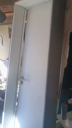 Vende-se porta de banheiro completa com fechadura dobradiças inox pouquíssimo usado