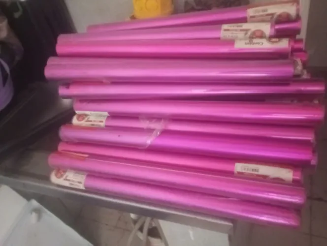 Papel de parede cor rosa por apenas o rolo 17 reais