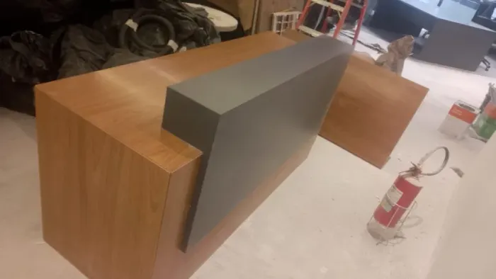Balcão de madeira de 1,70x0,75x0,60m semi novo para recepção 