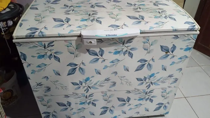 Vendo um Freezer Branco