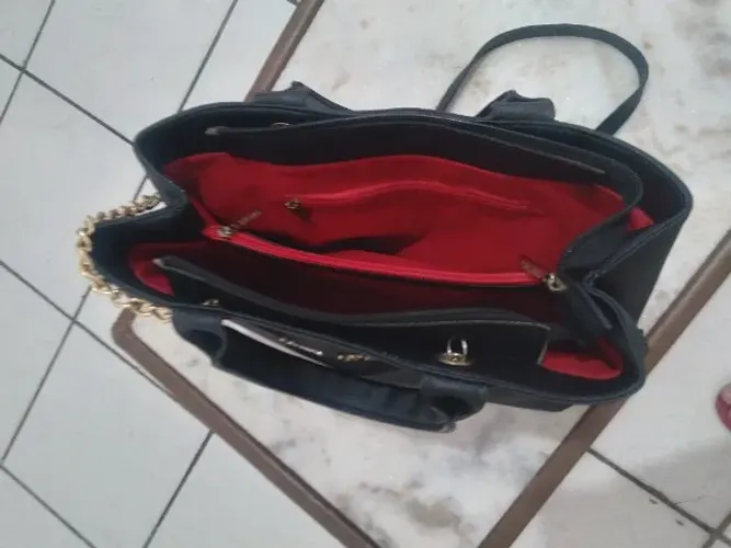 Bolsa preta com correntes douradas