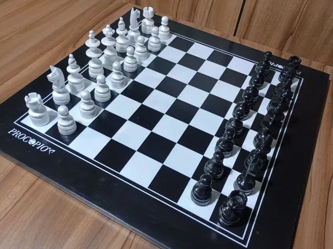 Jogo de xadrez em madeira com tabuleiro 