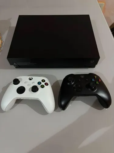 Xbox One x com dois controles