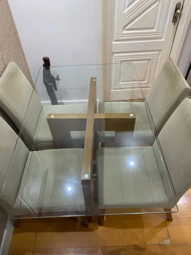 Mesa em MDF com tampo de vidro e 4 cadeiras