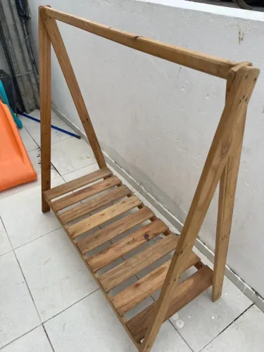 Arara de madeira de pinus