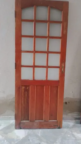 Porta de madeira maciça