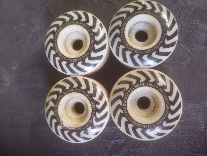 Skate montado e kit de rodinhas