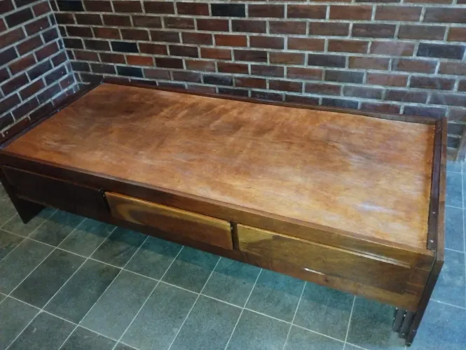 Vendo cama solteiro em madeira com 03 gavetas