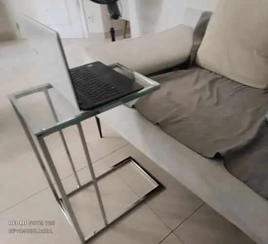 Mesa em inox apoio em C - tampo de vidro