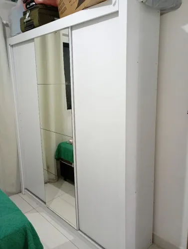 Guarda-Roupa cor branco com 3 portas corrediças 