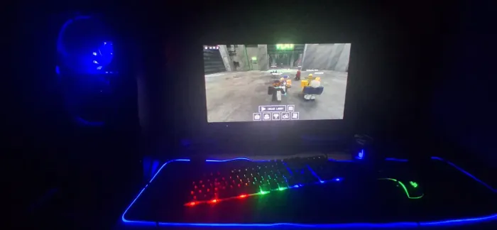 Monitor gamer em perfeito estado.