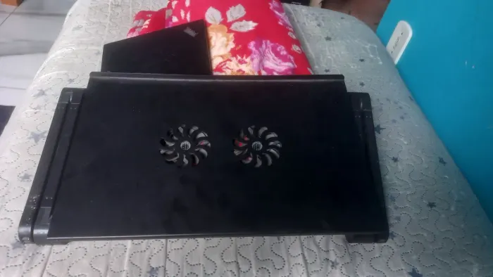 base para notebook com cooler( um botão de regulagem afundado, mais nada q atrapalhe)