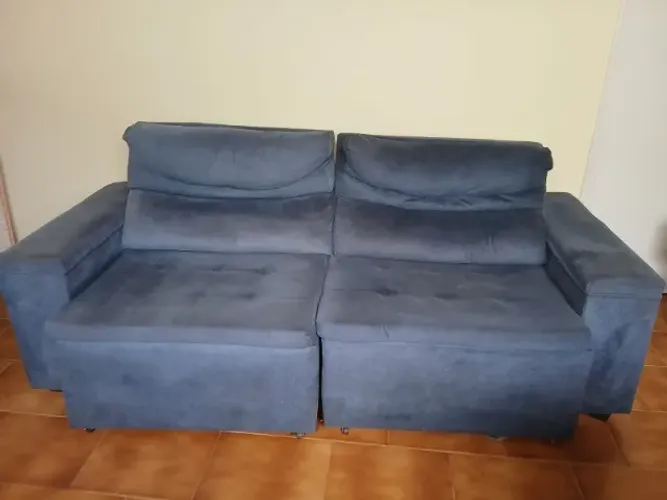 Sofá azul retrátil e reclinável de 2 lugares