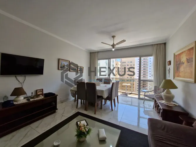 Apartamento reformado com varanda a 1 quadra da Praia das Pitangueiras, Guarujá