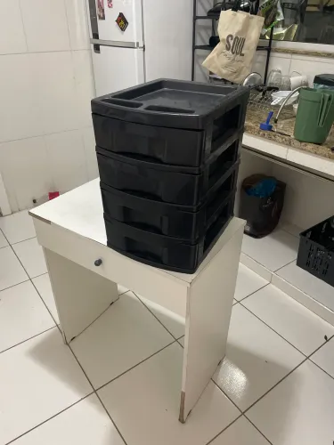Mesa e gavetas
