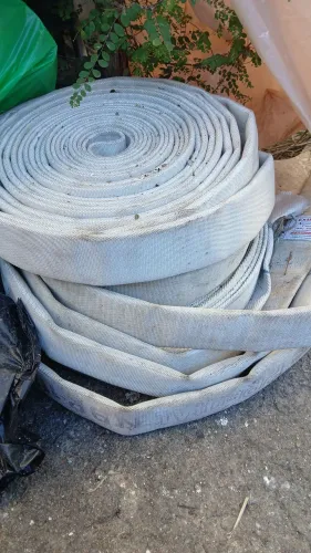 Rolos de mangueira de incêndio para reaproveitamento. 