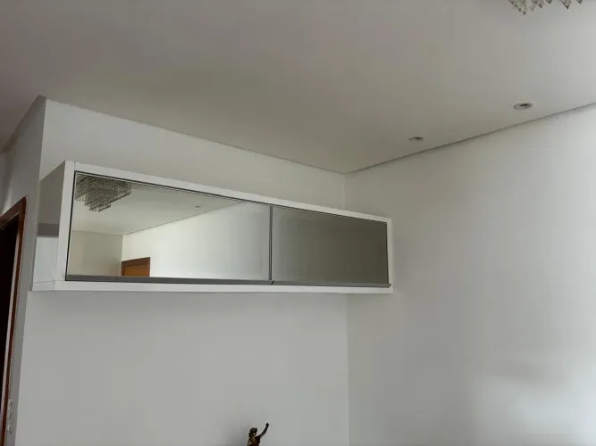 Armário aéreo com vidro reflecta