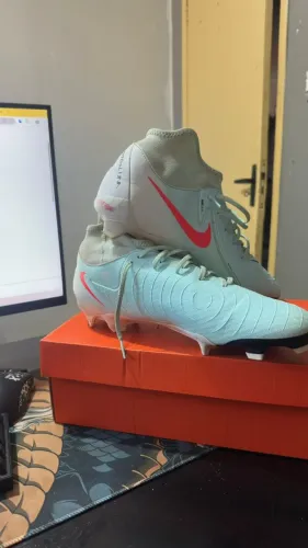 Chuteira Nike Phantom Luna academy