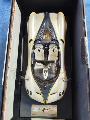 Miniatura Pagani Huayra Roadster Resina 1/18