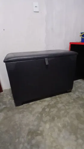 Vendo esse Lindo baú no courino preto