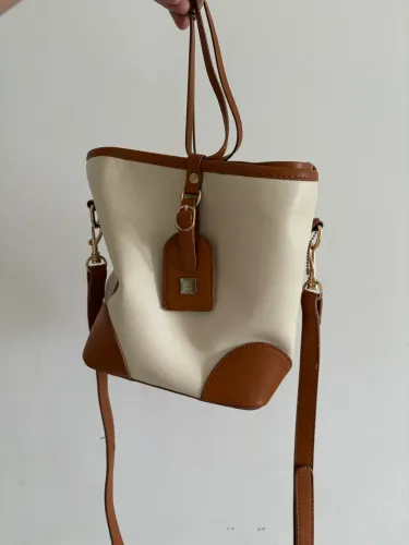 Bolsa Feminina Tote em Canvas com Detalhes em Marrom e Alça Transversal Elegante