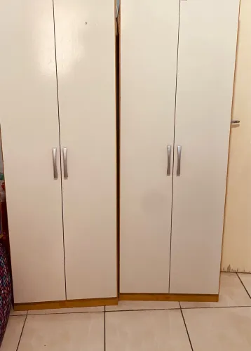 Guarda roupas de 2 portas , 100 reias cada um