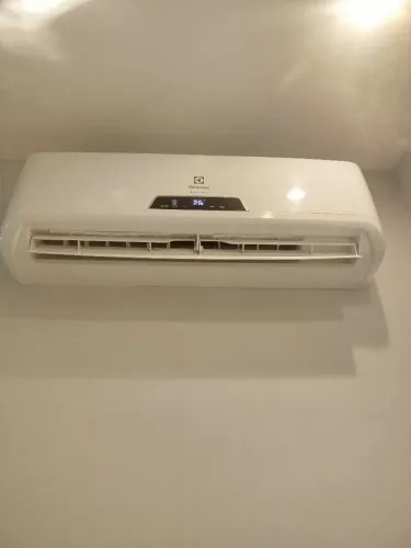 AR-CONDICIONADO ELECTROLUX SPLIT 9.000 BTUs 220V - ÓTIMO ESTADO
