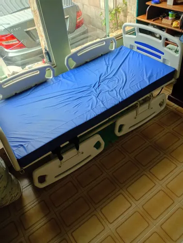 Cama hospitalar eletrica usada em excelente estado 