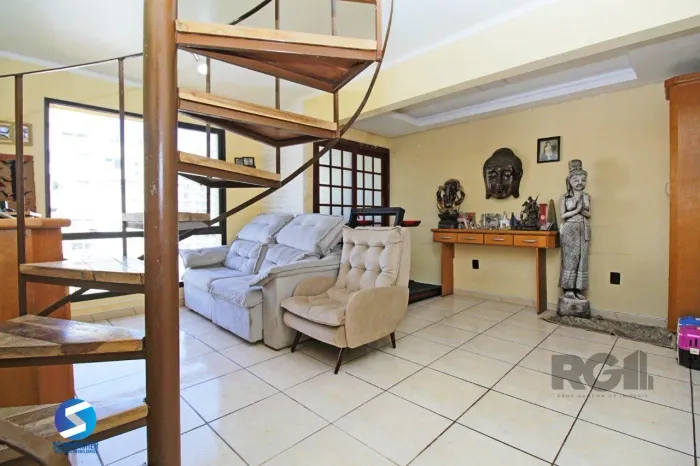 Cobertura duplex de 2 dormitórios garagem e semi-mobiliado, bairro Cidade Baixa.