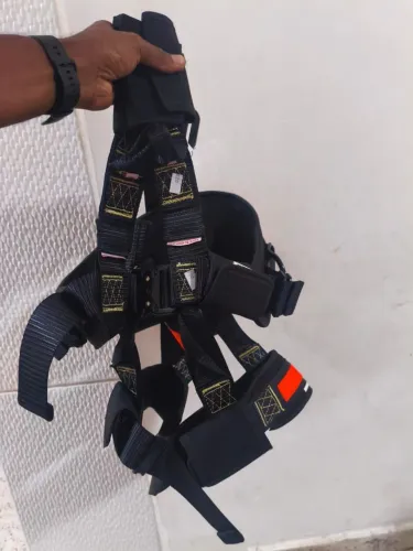 Cinto de segurança tipo paraquedista com cinturão abdominal e perneiras acolchoadas, 
